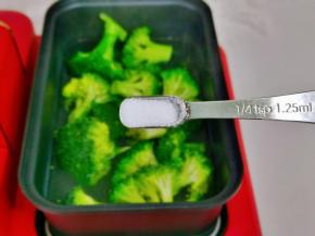 加入盐煮40秒捞出过冷水。