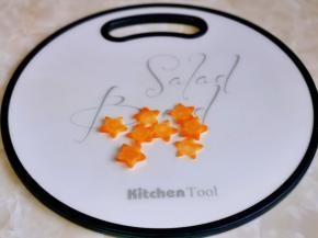 胡萝卜去皮切片，用模具压花。