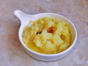 蒸熟的土豆加入胡椒粉，沙拉汁，鸡蛋捣成泥。