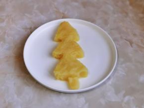 土豆泥做出圣诞树形状。