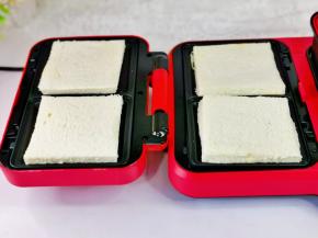 早餐机刷油预热，放上吐司。