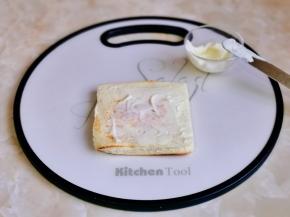 取一片吐司，涂抹上沙拉酱，不喜欢不抹也可以。