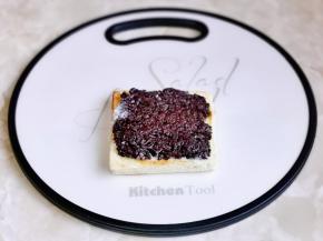 再把紫米铺平。