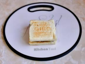 叠加一片吐司，用保鲜膜包起来。