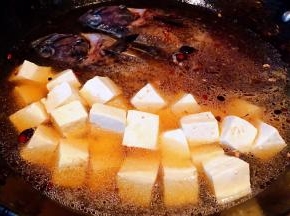 放入准备好的豆腐一起炖起来