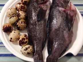 新鲜的鹌鹑蛋、黑鱼摘去鱼鳃和内脏清洗干净