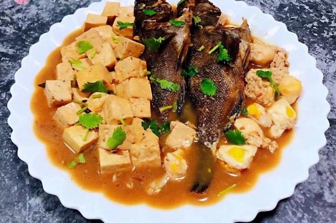 鹌鹑蛋豆腐炖黑鱼