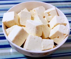 豆腐切成块在开水中焯水后立即放入冷水中过凉沥干水份备用