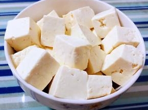 豆腐切成块在开水中焯水后立即放入冷水中过凉沥干水份备用