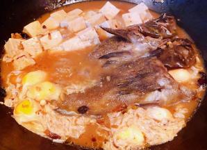 炖至汤汁不多时打入鹌鹑蛋中火焖熟同时放入盐和味精