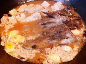 炖至汤汁不多时打入鹌鹑蛋中火焖熟同时放入盐和味精