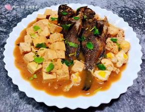 鲜美可口的鹌鹑蛋豆腐炖黑鱼装入盘中就大功告成了