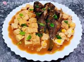 鲜美可口的鹌鹑蛋豆腐炖黑鱼装入盘中就大功告成了