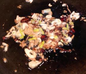 锅中倒入底油加热放入花椒和八角炸香再放入葱姜蒜爆香