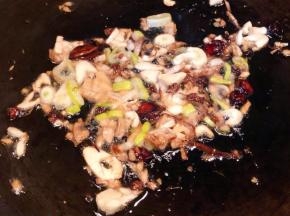 锅中倒入底油加热放入花椒和八角炸香再放入葱姜蒜爆香