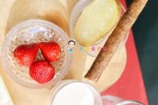 山药带皮蒸熟，没有山药可以用土豆但是颜色会偏黄，草莓用面粉洗一洗然后再用流水冲洗干净