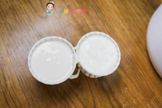 准备两个纸杯，把米糕糊糊倒入 刚刚好满满的两个，浅一点能做三个