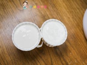 准备两个纸杯，把米糕糊糊倒入 刚刚好满满的两个，浅一点能做三个
