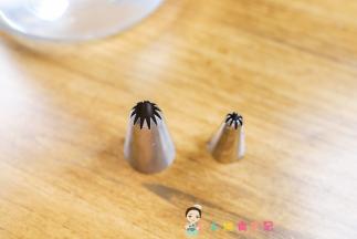 准备这个裱花嘴，这样可以做出漂亮的花纹 如果没有最好买一个不然做出来不好看