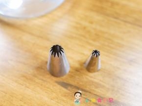 准备这个裱花嘴，这样可以做出漂亮的花纹 如果没有最好买一个不然做出来不好看