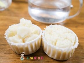把米糕蒸熟拿出来切去顶上不平高出来的部分