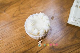 用裱花嘴挤一圈中间空一格出来放草莓