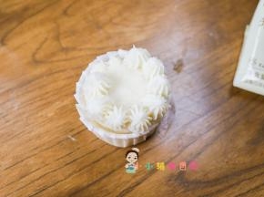 用裱花嘴挤一圈中间空一格出来放草莓