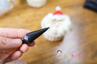 草莓切半放上去顶上是做成帽子，草莓切出来一个圆圆的做鼻子，黑芝麻酱做眼睛，也可以用黑芝麻一颗放上面