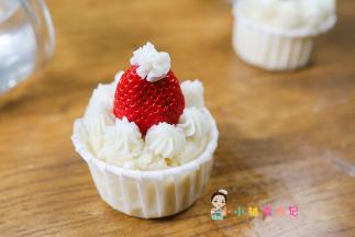 这个是帽子，放上一整颗草莓，然后围一圈就好了