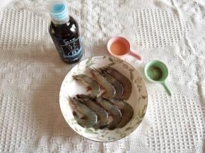 1、准备材料，虾个头很大，八只就足够了，去虾线，清洗干净备用。