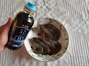 2、倒入2勺生抽，调味用，超级简单的腌制，原汁原味，简单又入味！