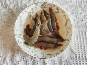 4、磨上一点点黑胡椒粉，然后拌匀腌制2小时左右。