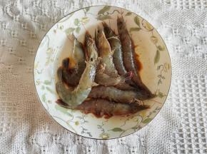 4、磨上一点点黑胡椒粉，然后拌匀腌制2小时左右。