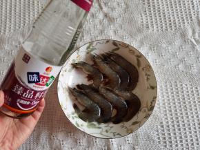 3、倒入1勺料酒，去腥。