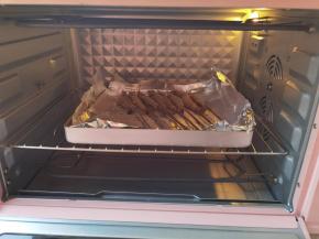 6、放入预热好的烤箱中层位置，上下200度烤12分钟左右即可！