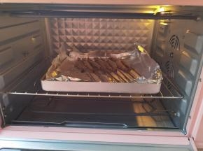 6、放入预热好的烤箱中层位置，上下200度烤12分钟左右即可！