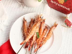 7、烤完，出炉，趁热吃哦！味道超赞的，很嫩，淡淡的咸味与虾肉的鲜甜，衬托的刚刚好！圣诞餐，来一盘！