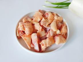 鸭肉半只剁成小块，提前用清水浸泡20分钟左右。