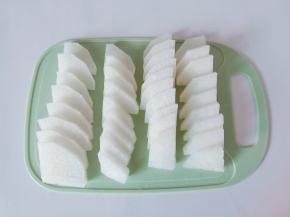 萝卜洗净削皮切成小的块状。