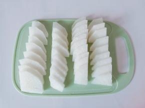 萝卜洗净削皮切成小的块状。