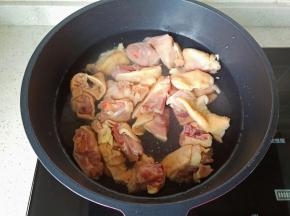 鸭肉冷水下锅，清水没过鸭肉为宜。