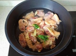 加上两个小葱结、生姜片。