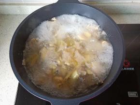 开大火焯水两分钟，焯水期间表面的浮沫撇去，焯水后用清水清洗鸭肉表面的杂质，控干水分备用。