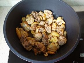 锅里放适量的食用油，放生姜、八角炒出香味，再把鸭肉翻炒至表面微黄。