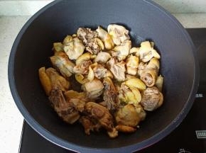 锅里放适量的食用油，放生姜、八角炒出香味，再把鸭肉翻炒至表面微黄。