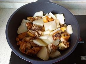 加入萝卜块翻炒两分钟。