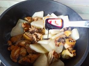 加上老抽两勺调色。