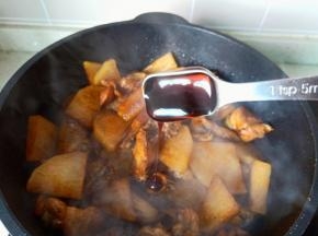 加上蚝油两勺提鲜，再加上一勺盐，将调味料翻炒均匀。