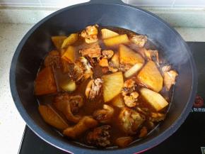 锅里再倒入一碗开水。