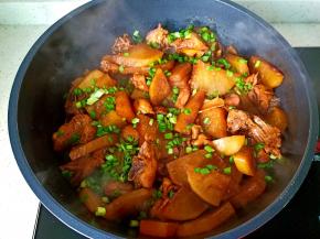 炖煮到汤汁差不多开中小火收汁，加点鸡精翻拌均匀，撒点葱花即可关火。